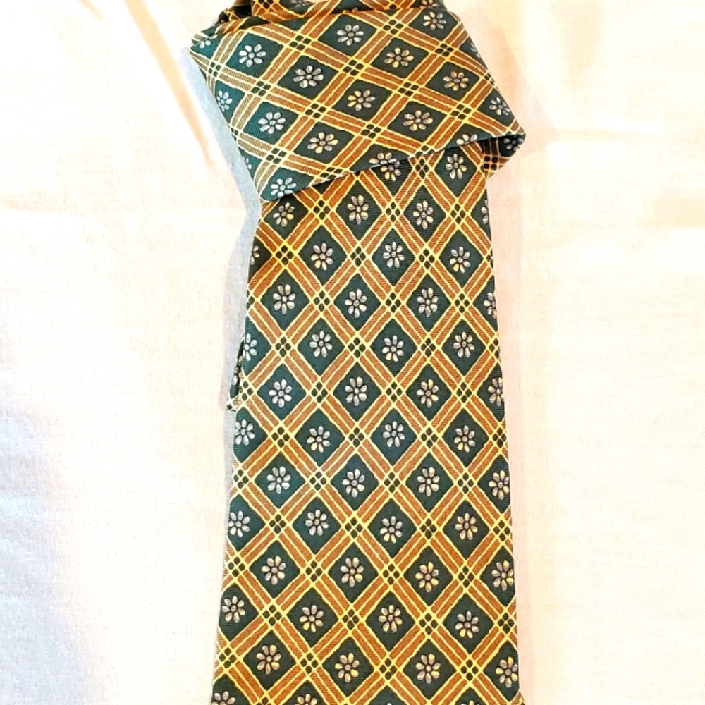 Stylish tie! 💚💛🤍